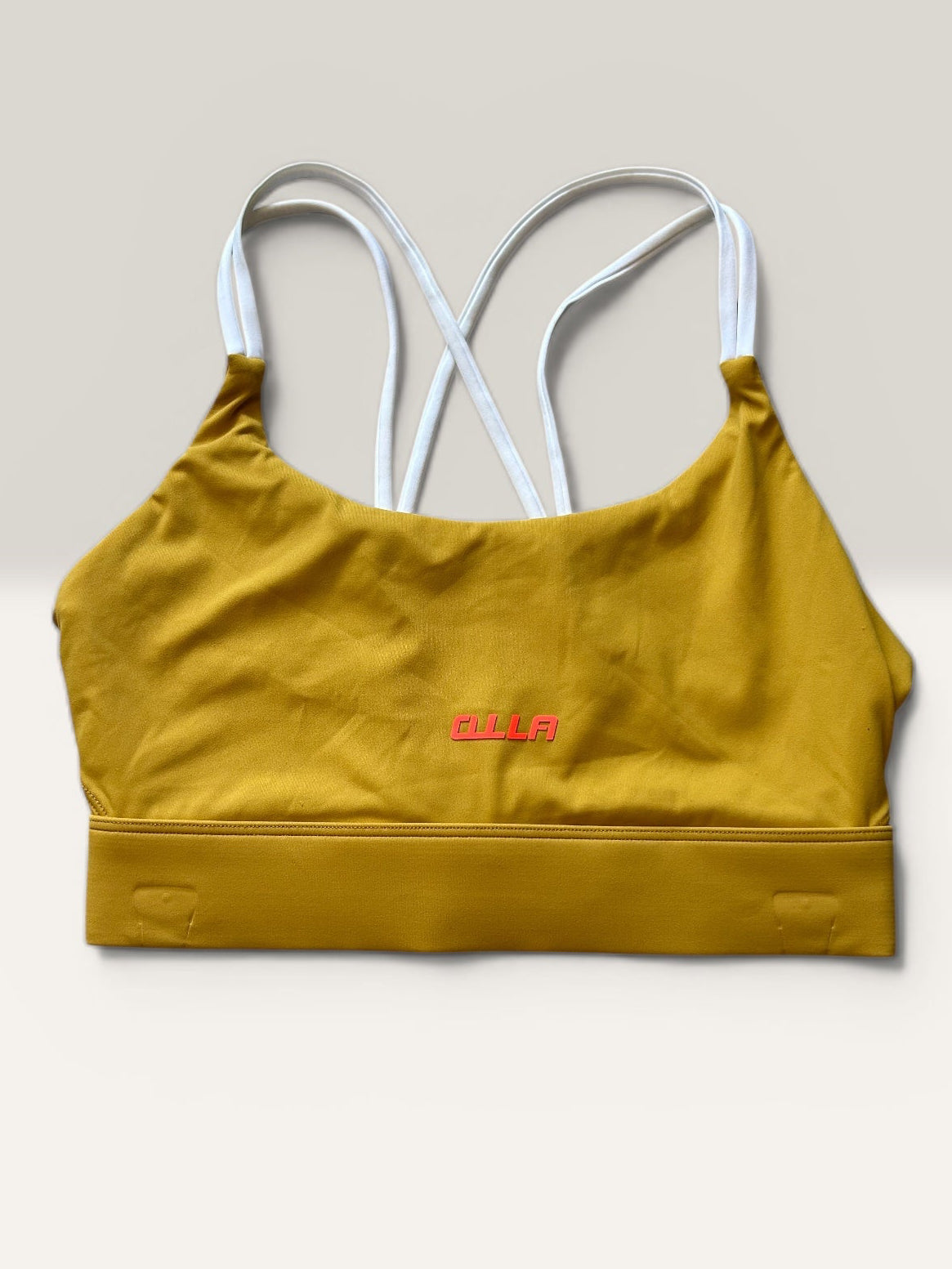 Peto sosten letras rojas