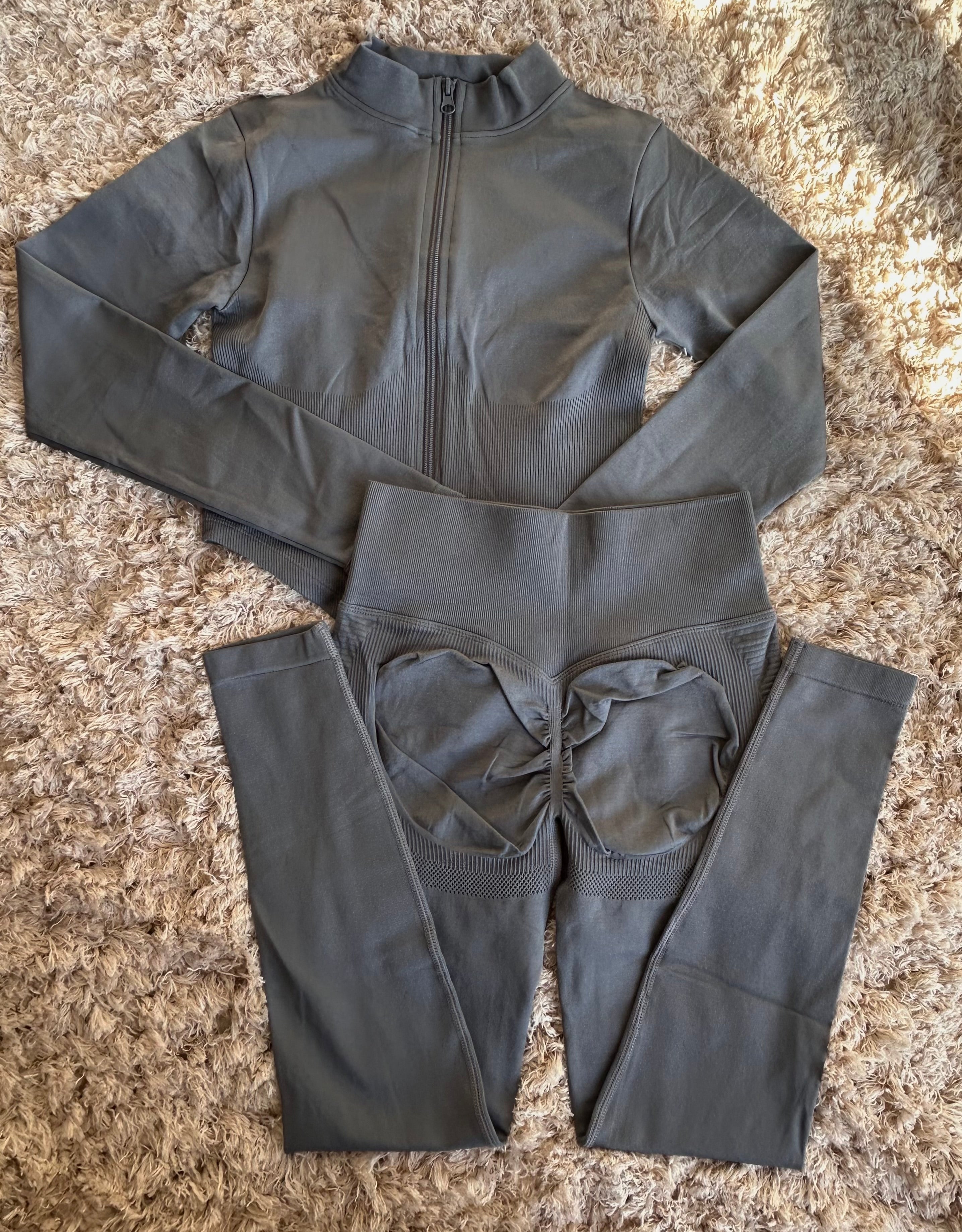 Conjunto chaqueta-calza corte corazón