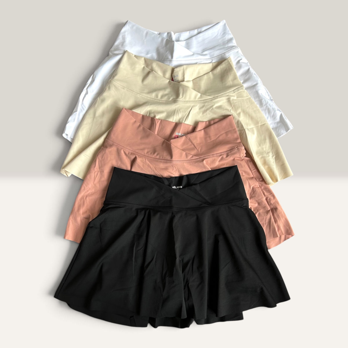 Falda short , cintura en V y bolsillos