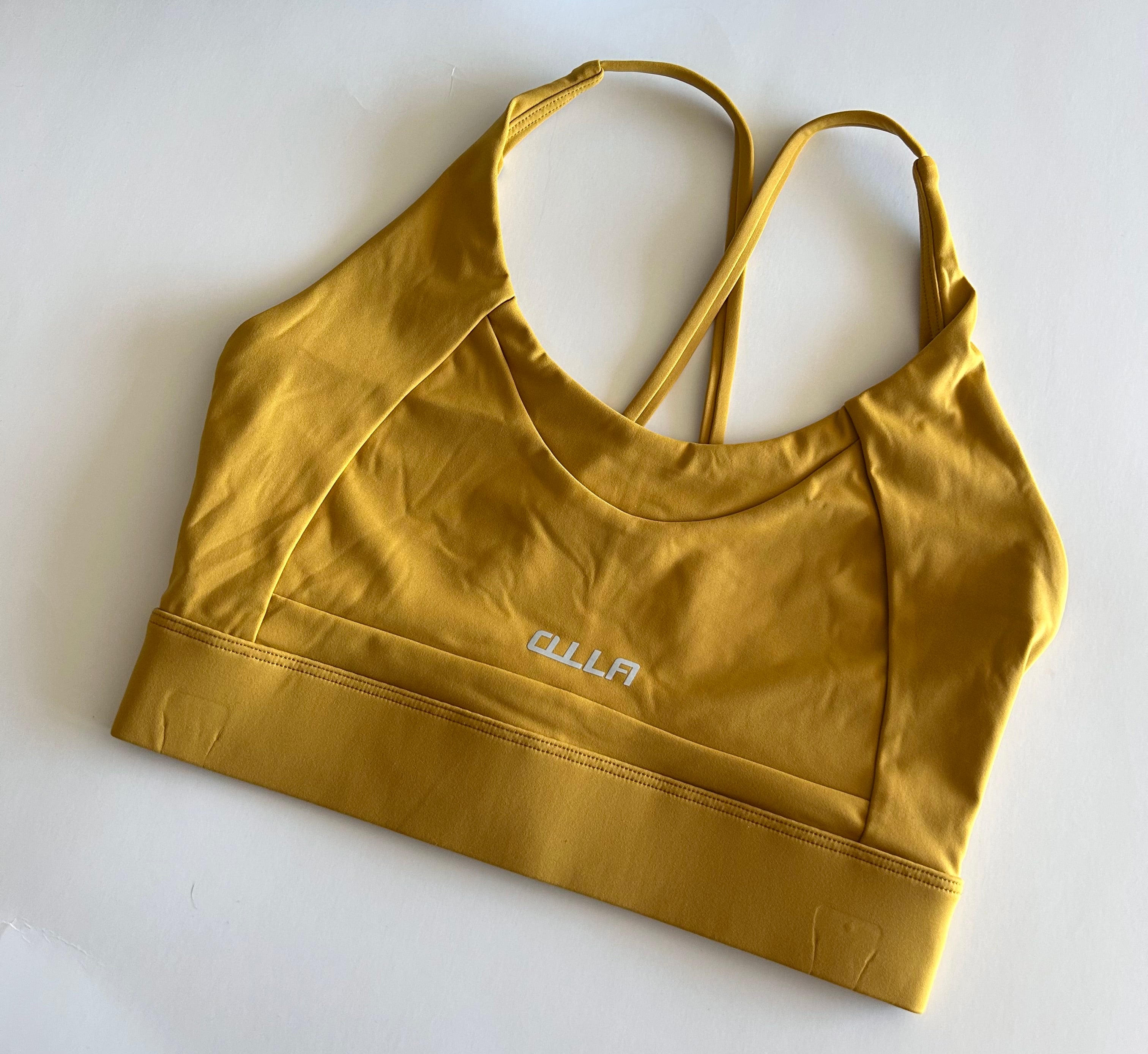 Peto sosten letras blancas