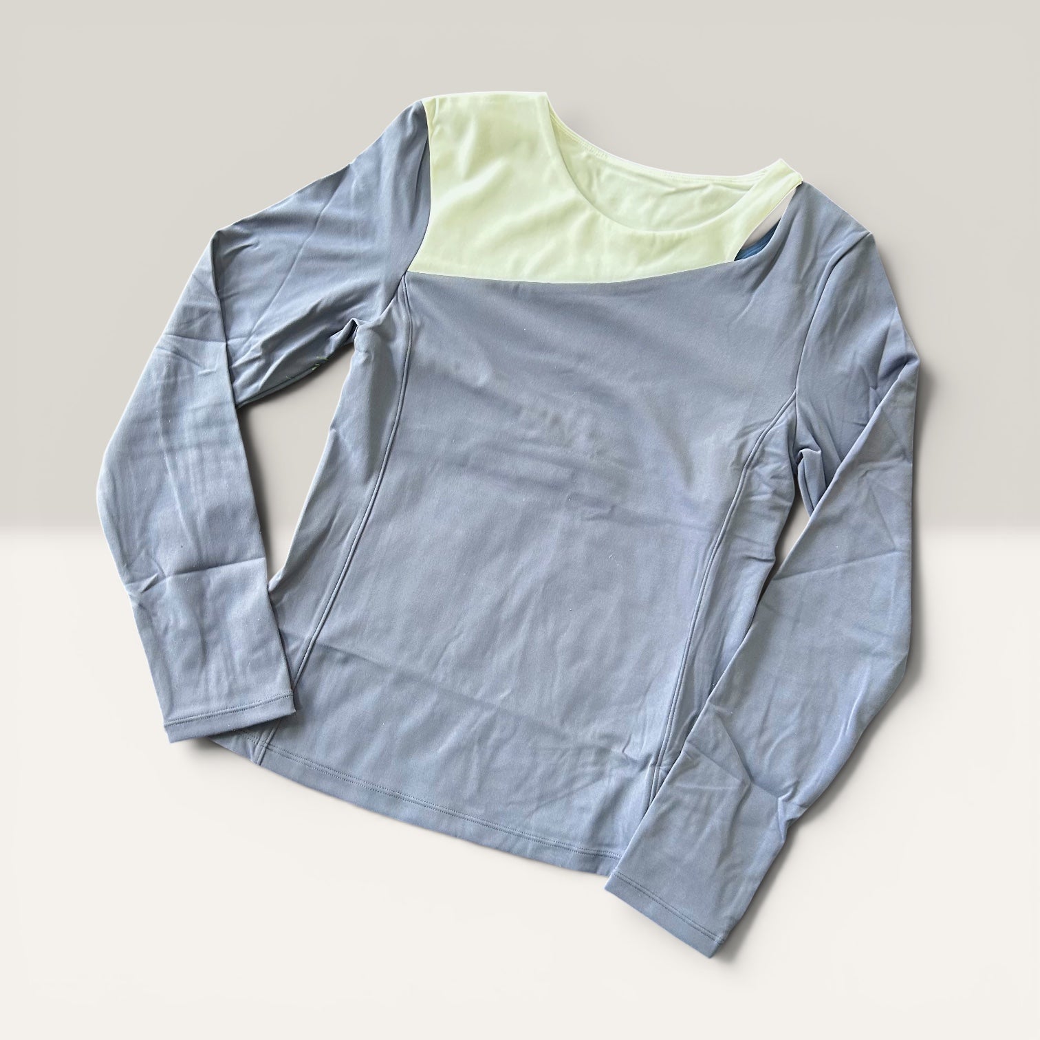 Polera ajustada asimétrica