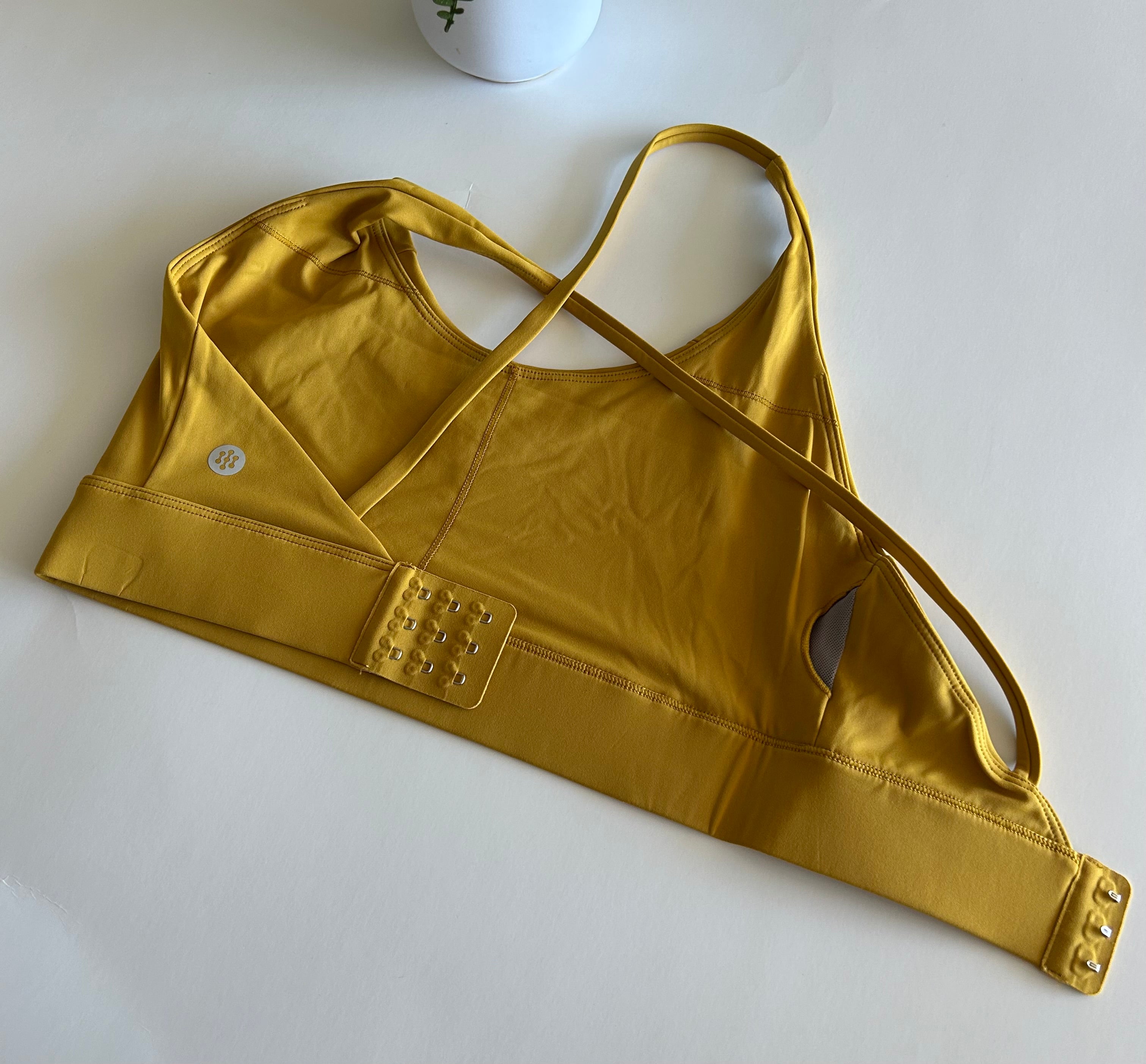 Peto sosten letras blancas