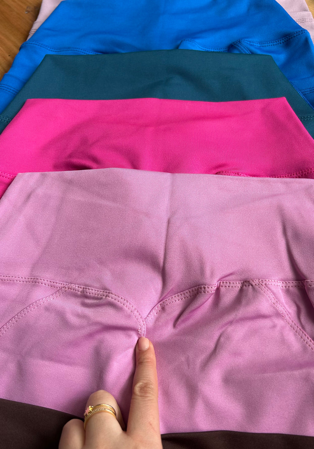 Short sin push up con bolsillos y corte corazón