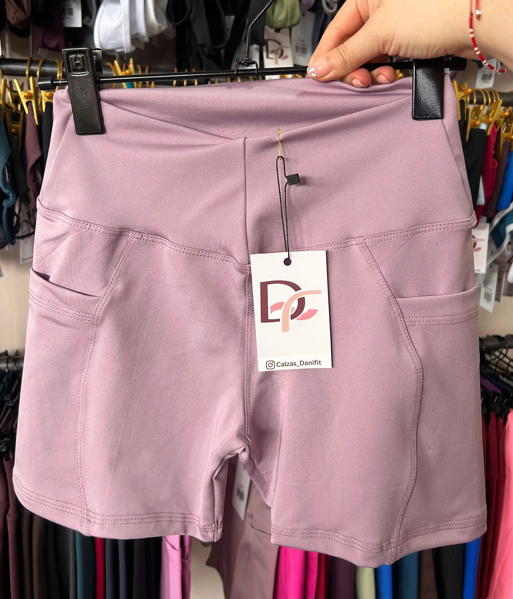 Short sin push up con bolsillos y corte corazón