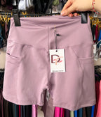Short sin push up con bolsillos y corte corazón