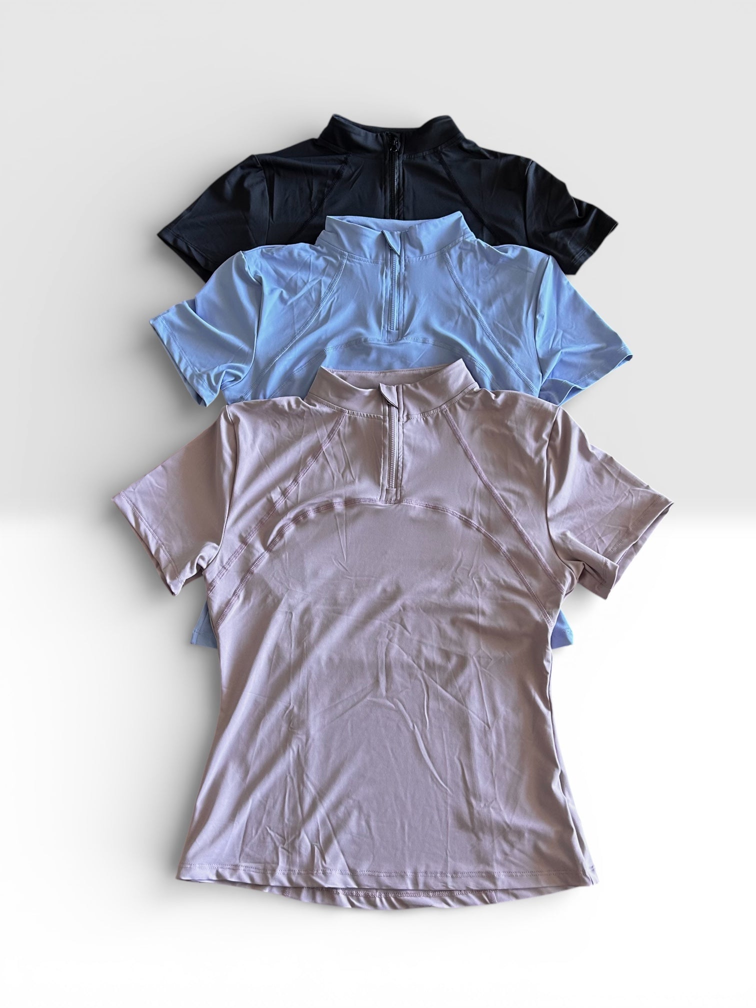 Polera ajustada con cierre y malla