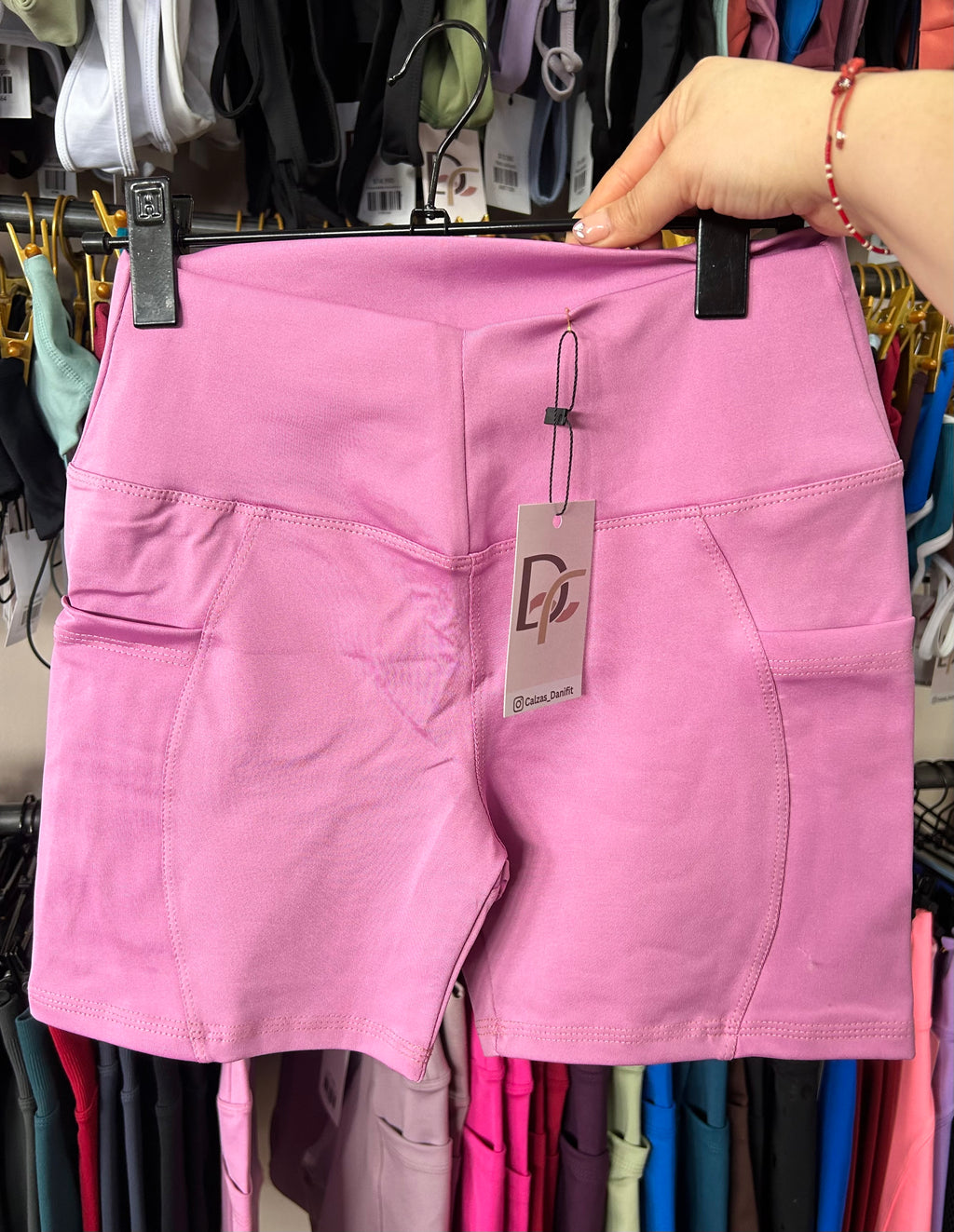 Short sin push up con bolsillos y corte corazón