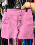 Short sin push up con bolsillos y corte corazón