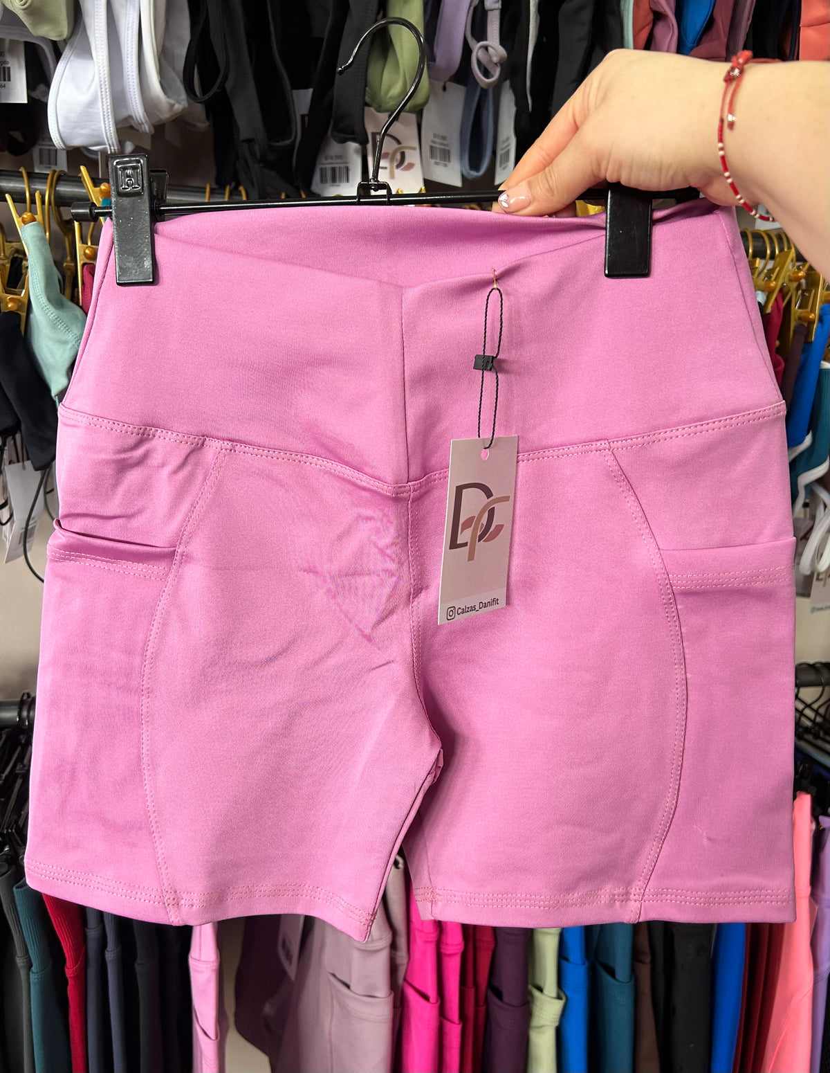 Short sin push up con bolsillos y corte corazón