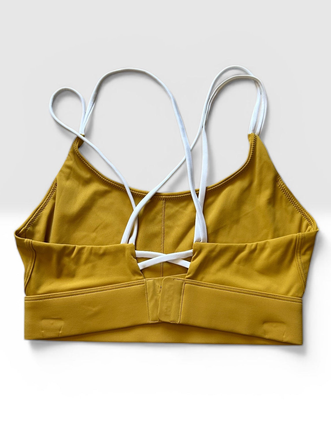 Peto sosten letras rojas