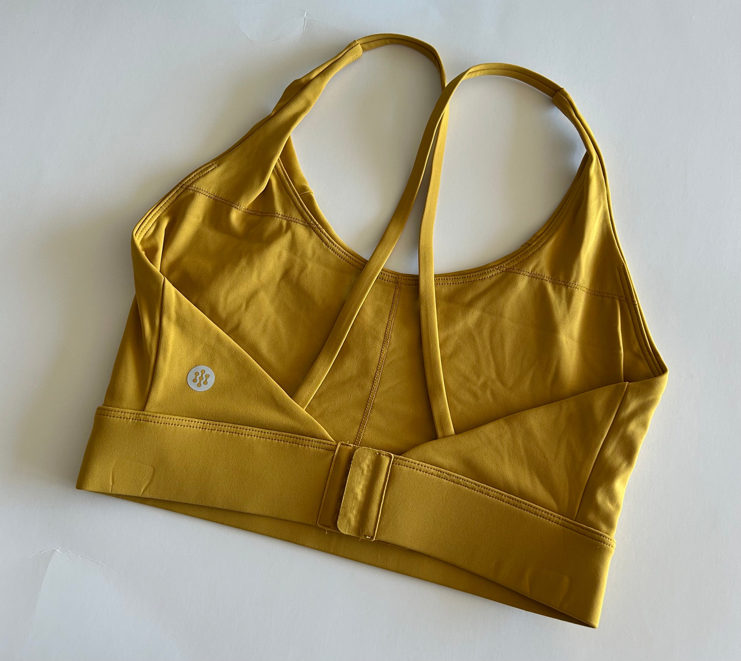 Peto sosten letras blancas