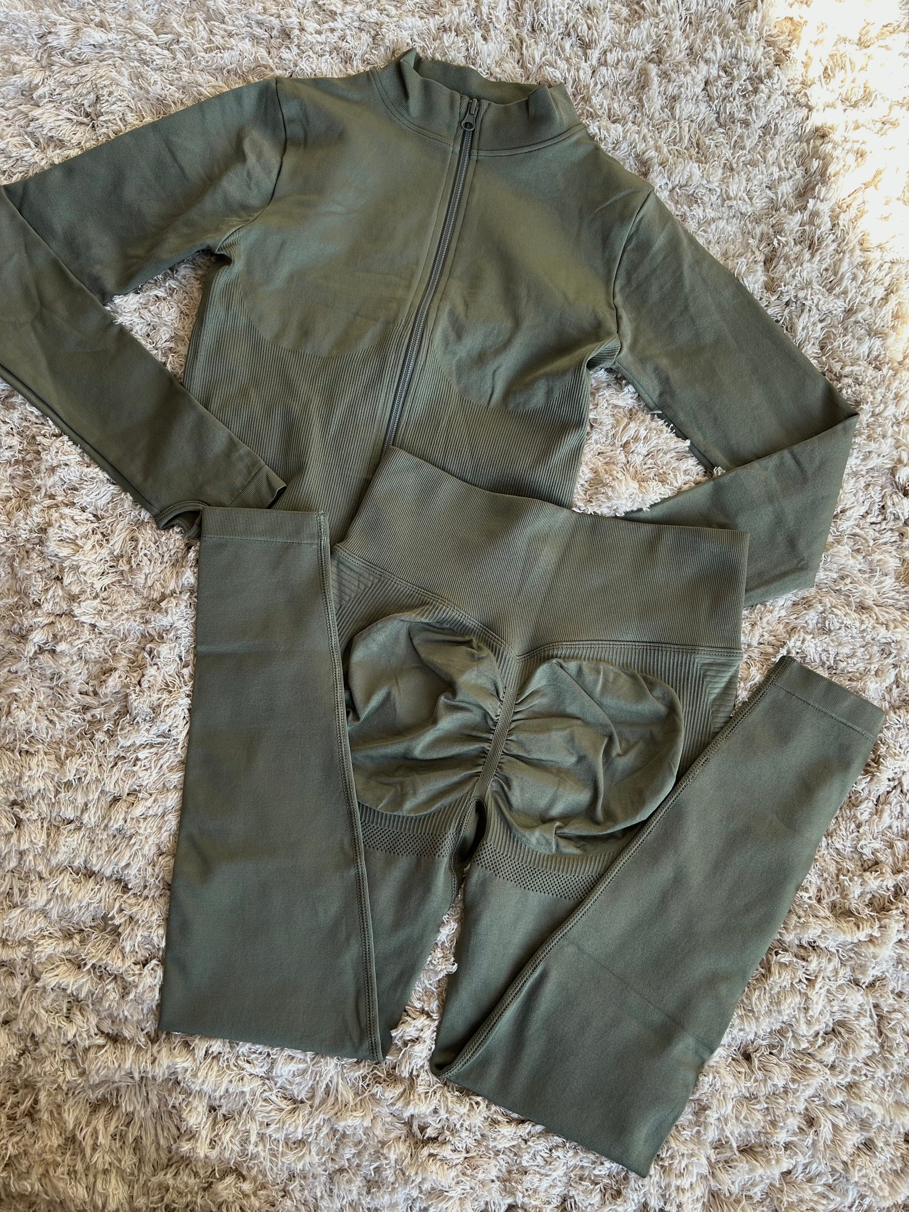 Conjunto chaqueta-calza corte corazón