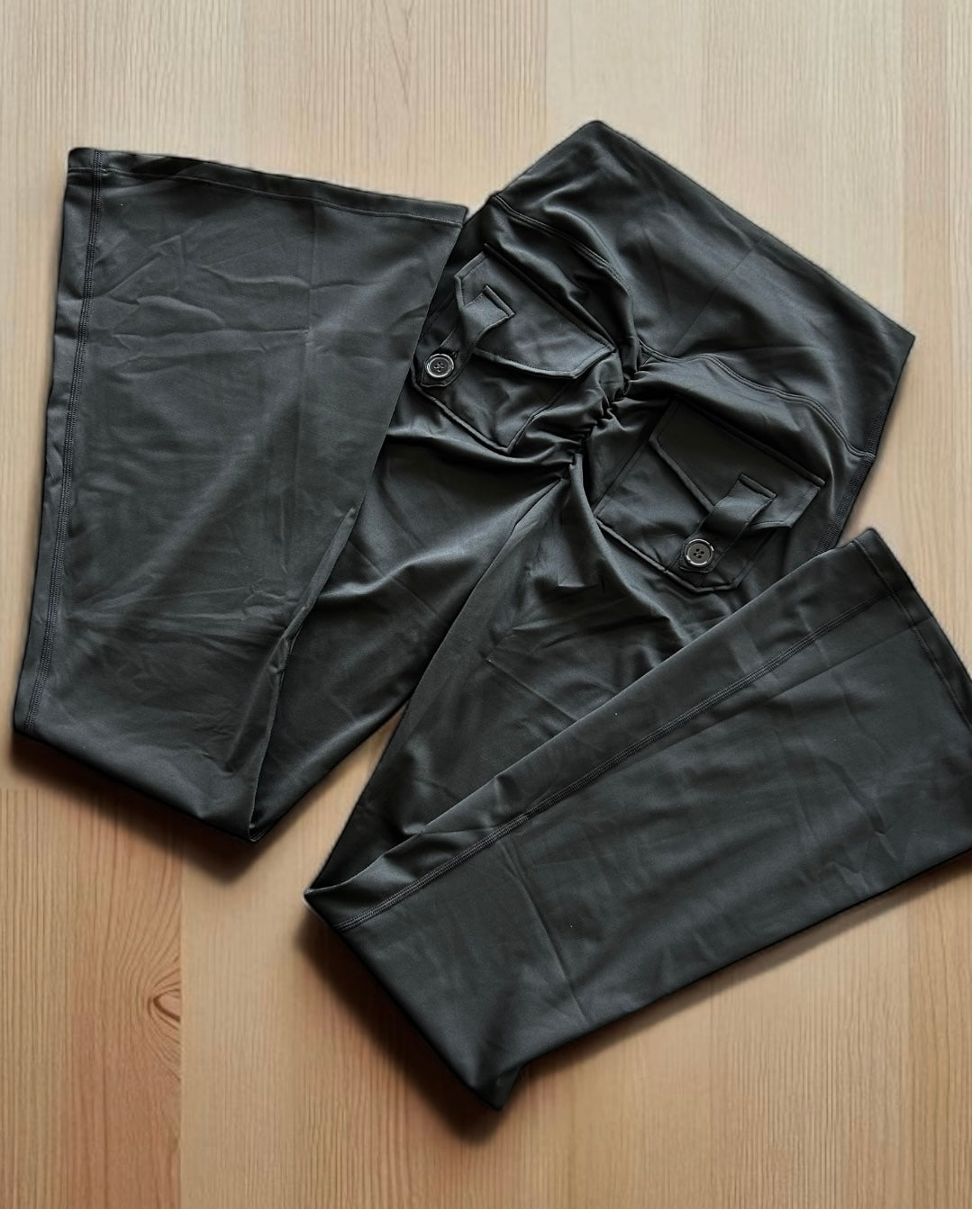 Flare bolsillos en glúteo