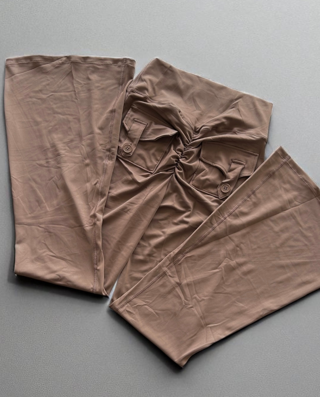 Flare bolsillos en glúteo